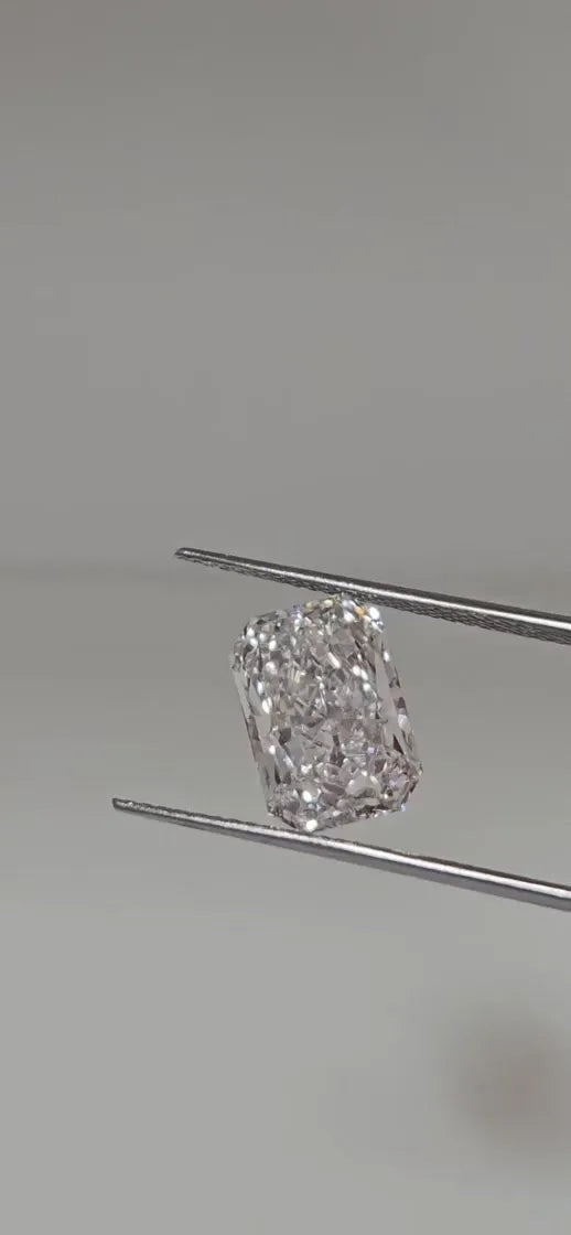 3.71ct Radiant Natural Diamond (Colour E, Clarity VS1, GIA Certified)